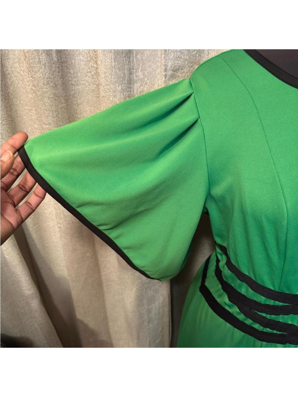 Elegant Green Midi Dress with Black Accents - Picture 3 of 5